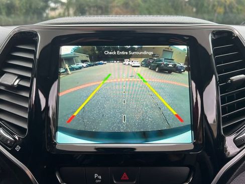 Used 2019 Jeep Cherokee Limited image 27