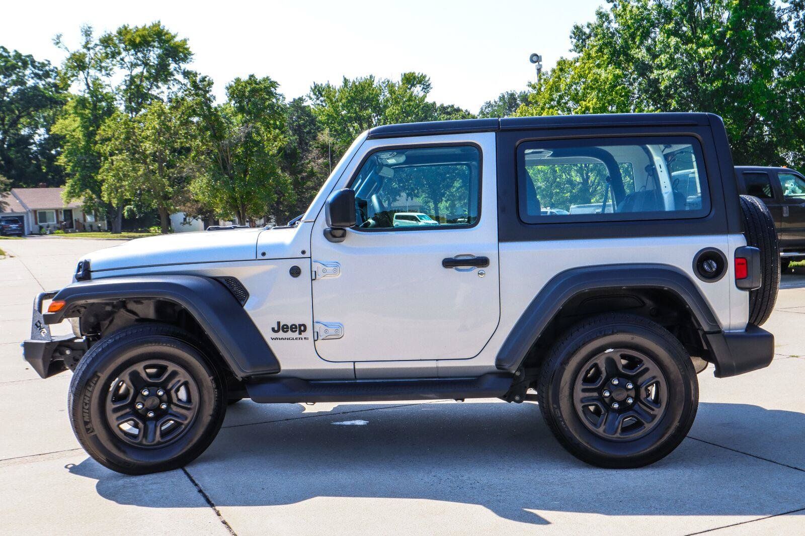 Used 2023 Jeep Wrangler Sport AWD/4WD image 4