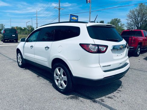 Used 2017 Chevrolet Traverse LT w/ Style and Technology Package FWD image 3