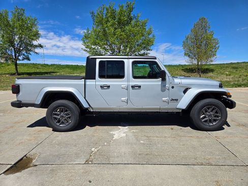 Used 2024 Jeep Gladiator Sport image 2