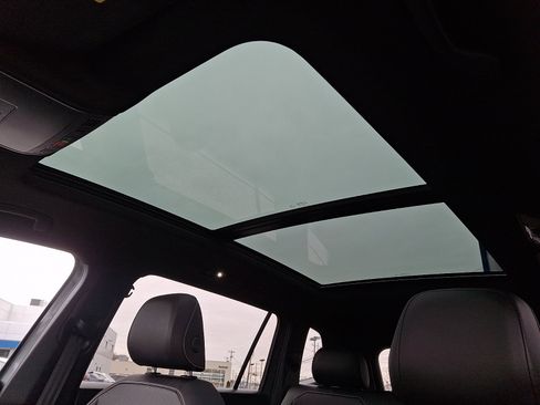 Used 2022 Volkswagen Tiguan SE R-Line image 14