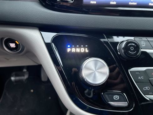 Used 2023 Chrysler Pacifica Touring-L FWD image 19