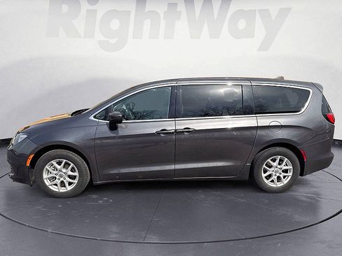 Used 2023 Chrysler Voyager LX image 2