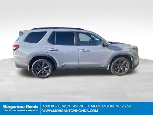 Used 2023 Honda Pilot Sport image 1