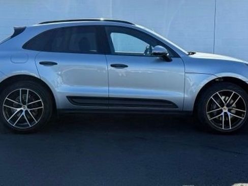 Used 2025 Porsche Macan AWD/4WD image 8