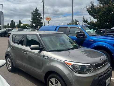 Used 2016 Kia Soul FWD image 1