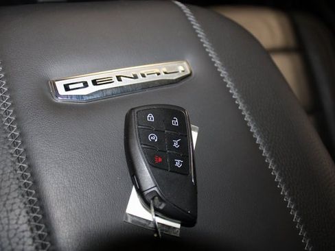 Used 2025 GMC Yukon Denali w/ Advanced Technology Package image 28