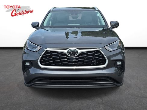 Used 2023 Toyota Highlander XLE FWD image 2
