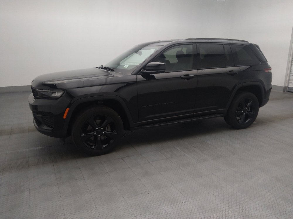 Used 2023 Jeep Grand Cherokee Altitude RWD image 2