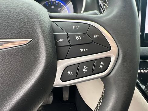 Used 2023 Chrysler Pacifica Touring-L FWD image 25
