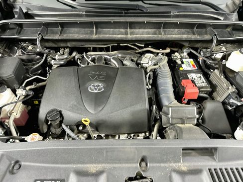 Used 2022 Toyota Highlander XLE FWD image 36