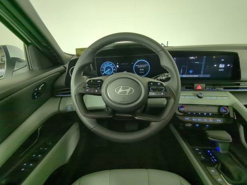 Used 2024 Hyundai Elantra Limited image 16