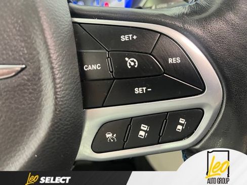 Used 2021 Chrysler Pacifica Touring-L FWD image 19