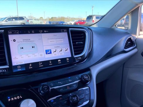 Used 2023 Chrysler Pacifica Touring-L image 34