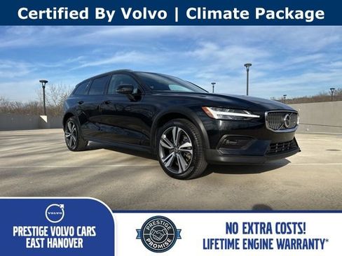 Certified 2025 Volvo V60 B5 Cross Country Plus image 1