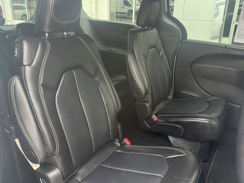 Used 2025 Chrysler Pacifica Select image 6