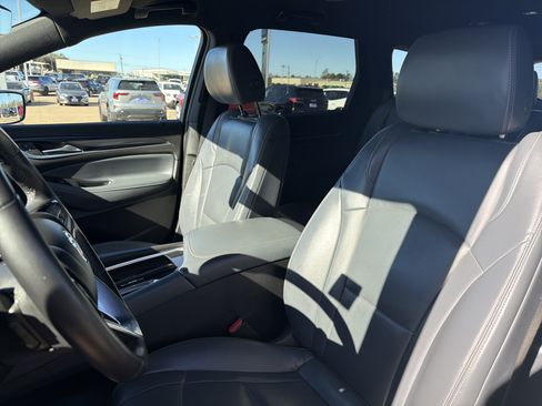 Used 2022 Buick Enclave Premium image 5