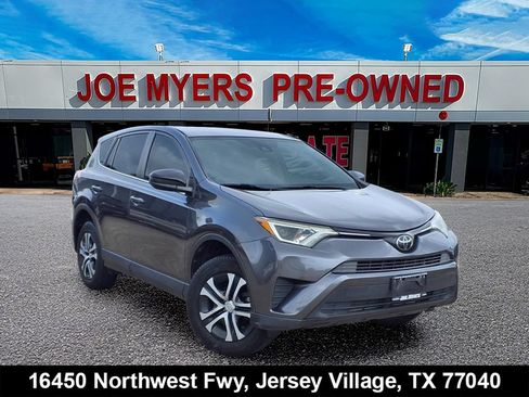 Used 2018 Toyota RAV4 LE FWD image 1