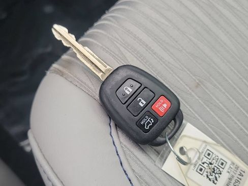 Used 2017 Toyota Highlander Plus FWD image 22