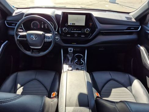 Used 2025 Toyota Highlander XSE AWD/4WD image 17