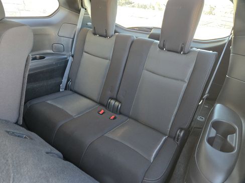 Used 2019 Nissan Pathfinder SV image 8