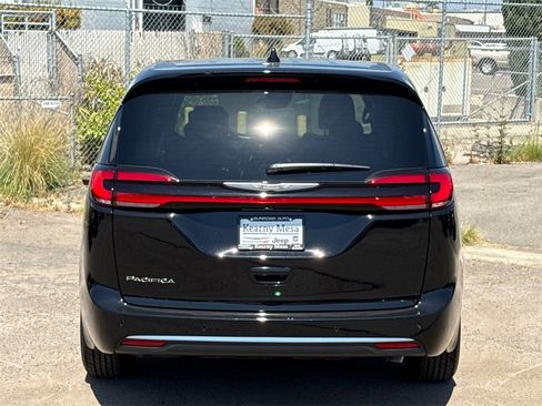 New 2025 Chrysler Pacifica Select w/ Uconnect Theater Family Group image 10
