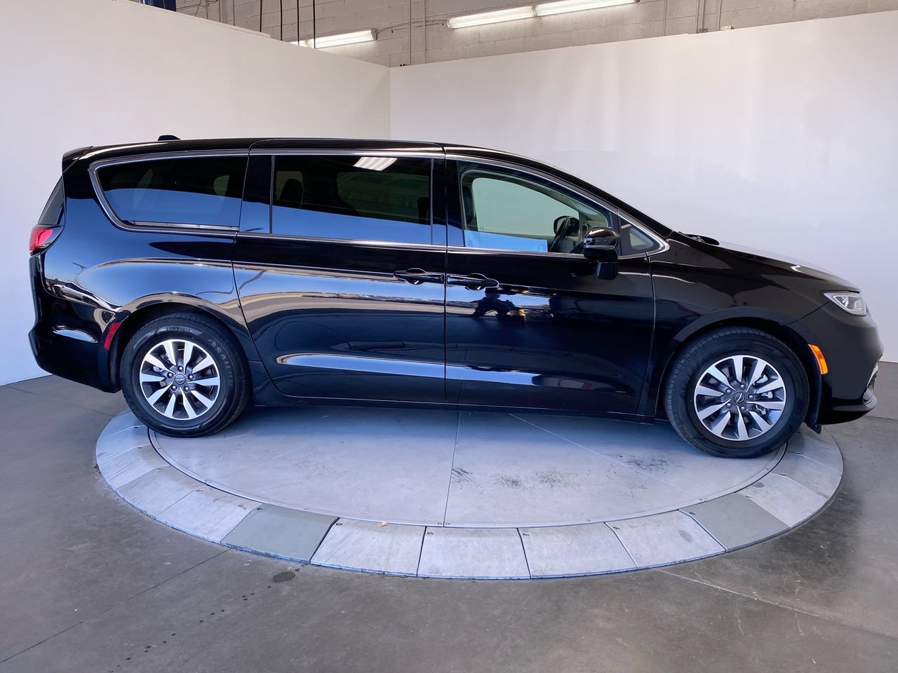 Used 2024 Chrysler Pacifica Limited FWD image 6