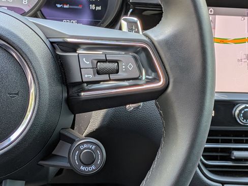 Certified 2025 Porsche Macan S AWD/4WD image 9