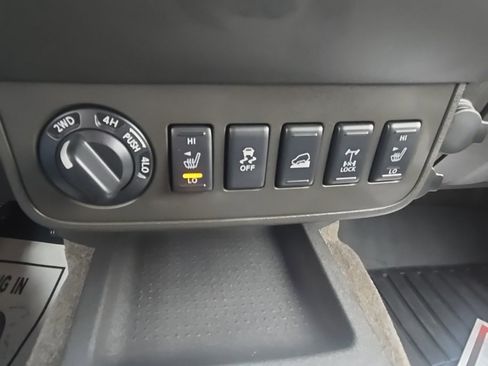 Used 2014 Nissan Xterra PRO-4X w/ Pro-4x Leather Package image 18