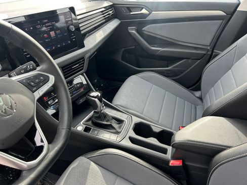 Used 2025 Volkswagen Jetta SE image 41