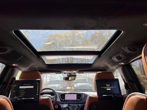 Used 2025 Chrysler Pacifica Pinnacle image 23