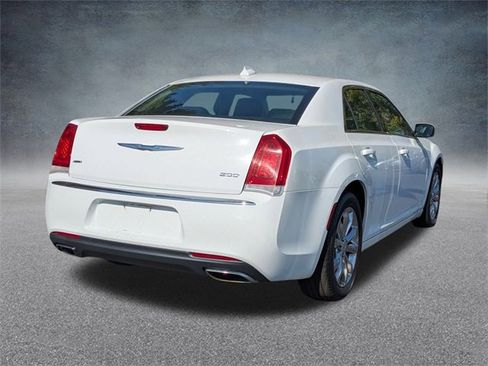 Used 2016 Chrysler 300 Limited image 4