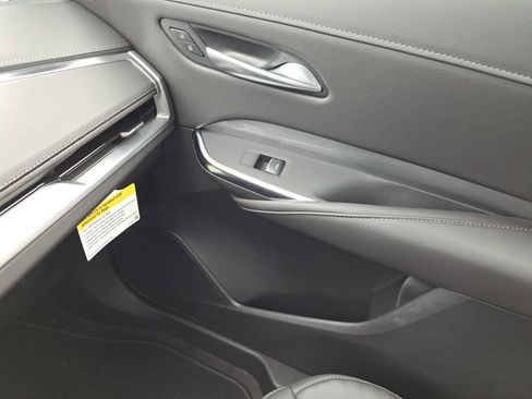 Used 2025 Cadillac XT4 Premium Luxury image 31