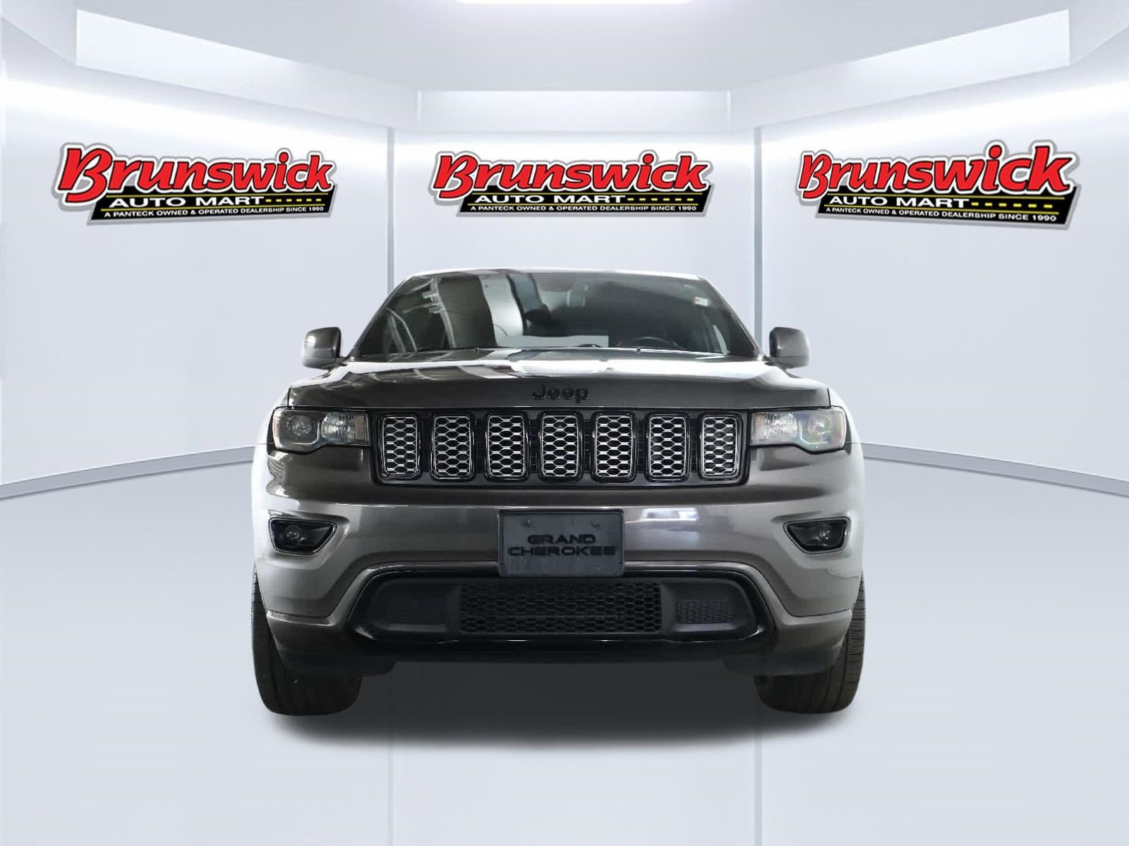Used 2018 Jeep Grand Cherokee Altitude AWD/4WD image 5
