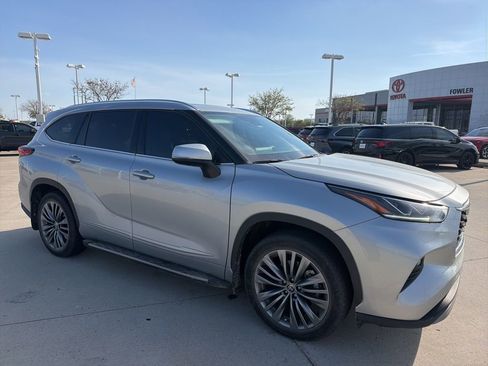 Used 2022 Toyota Highlander Platinum image 3