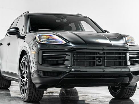 Used 2025 Porsche Cayenne AWD/4WD image 3