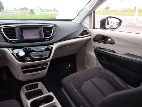 Used 2022 Chrysler Voyager LX FWD image 30