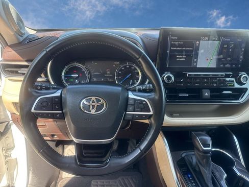 Used 2022 Toyota Highlander Limited FWD image 6