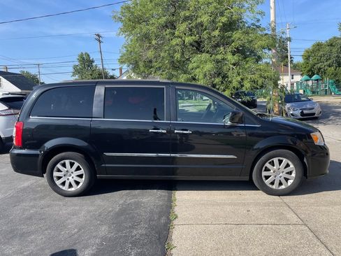 Used 2014 Chrysler Town & Country Touring w/ Driver Convenience Group FWD image 3