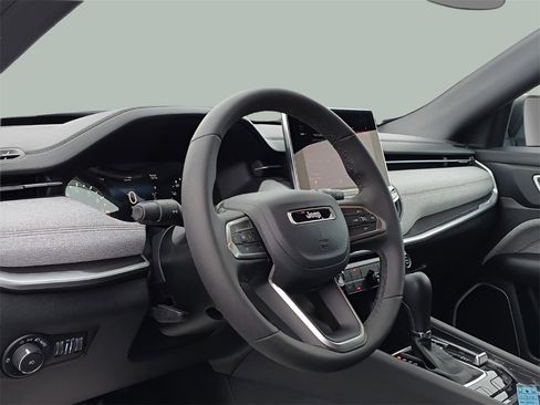 Used 2023 Jeep Compass Latitude image 12