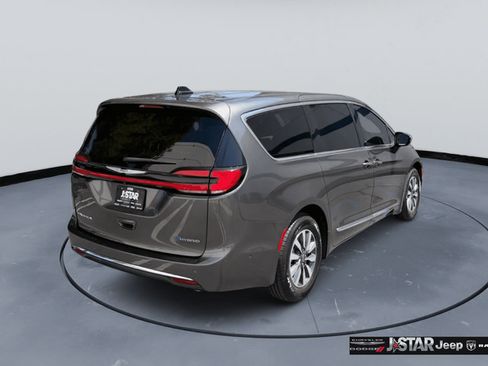 Used 2023 Chrysler Pacifica Limited FWD image 5