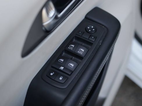 Used 2023 Chrysler Pacifica Touring-L FWD image 22