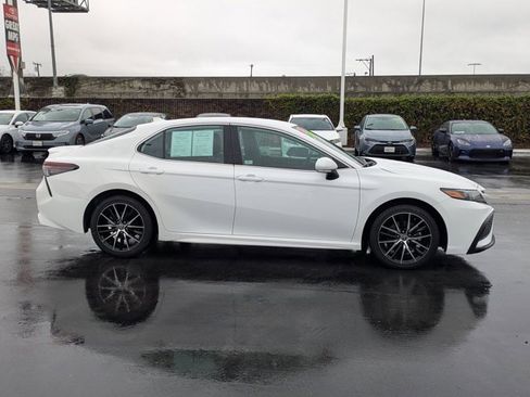 Used 2024 Toyota Camry SE image 4