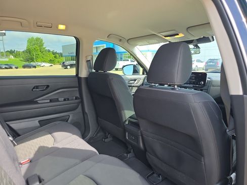 Used 2023 Nissan Pathfinder S FWD image 17