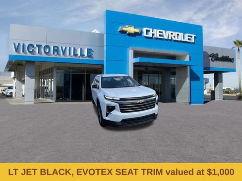 Used 2025 Chevrolet Traverse LT FWD image 3
