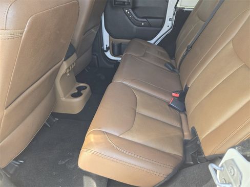 Used 2017 Jeep Wrangler Unlimited Sahara w/ Connectivity Group image 29