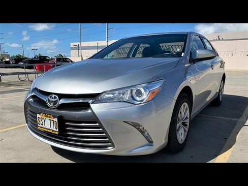 Used 2016 Toyota Camry LE image 1