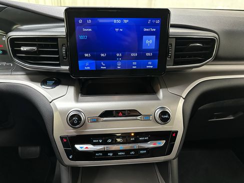 Used 2022 Ford Explorer XLT w/ Equipment Group 202A AWD/4WD image 36