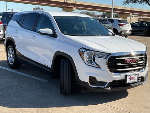 Used 2024 GMC Terrain SLE image 4