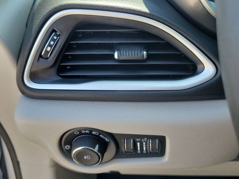 Used 2024 Chrysler Pacifica Touring-L image 29